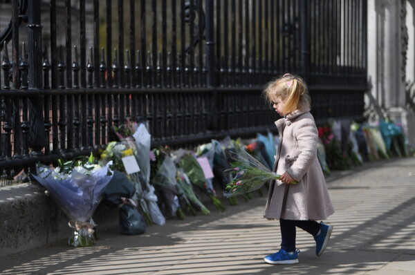Βρετανία: Με λουλούδια, ζωγραφιές, σημειώματα και σημαίες, οι Βρετανοί τιμούν τον πρίγκιπα Φίλιππο, το "στήριγμα" της βασίλισσας Ελισάβετ	