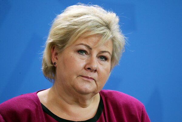 Νορβηγία: Πρόστιμο σχεδόν 2.000 ευρώ στην πρωθυπουργό για παραβίαση των μέτρων κατά του κορωνοϊού 