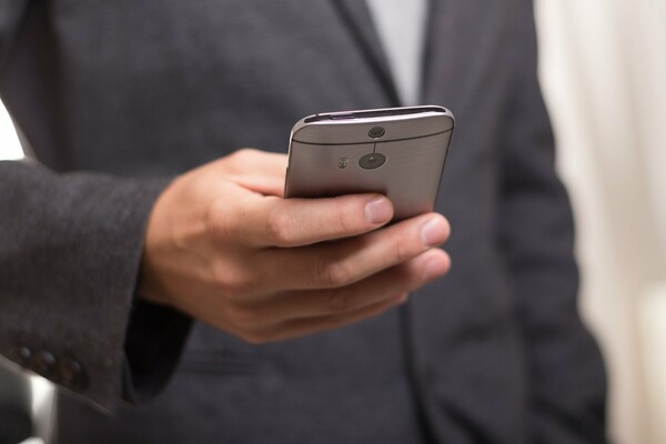 «Φραγή» στα πενταψήφια νούμερα στα κινητά προτείνει η ΕΕΤΤ - Σε διαβούλευση οι αλλαγές
