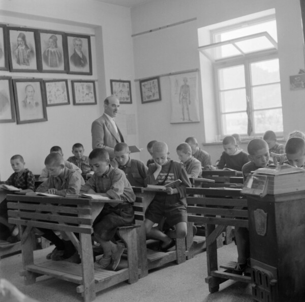 teacher classroom metsovo