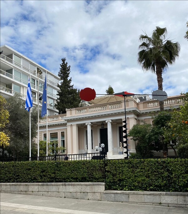 Τα σινιάλα του Takis στο Μέγαρο Μαξίμου και την Εθνική Πινακοθήκη