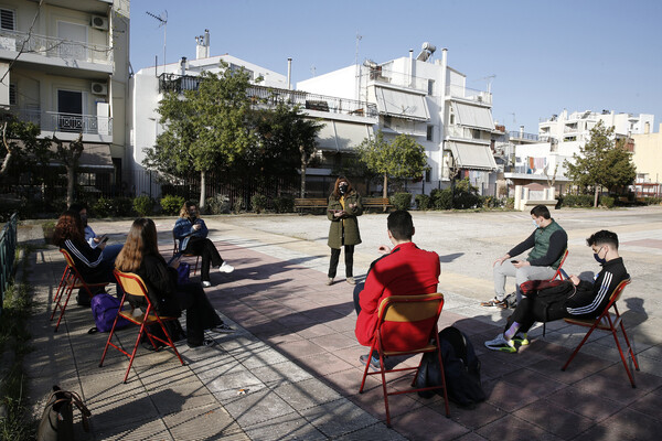 Σχολεία: Εικόνες από την πρώτη ημέρα στα Λύκεια - Με self test και μάσκες οι μαθητές