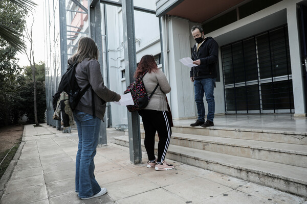 Σχολεία: Εικόνες από την πρώτη ημέρα στα Λύκεια - Με self test και μάσκες οι μαθητές