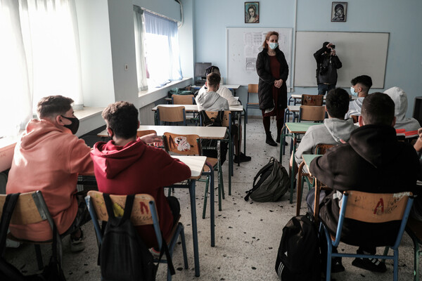 Σχολεία: Εικόνες από την πρώτη ημέρα στα Λύκεια - Με self test και μάσκες οι μαθητές
