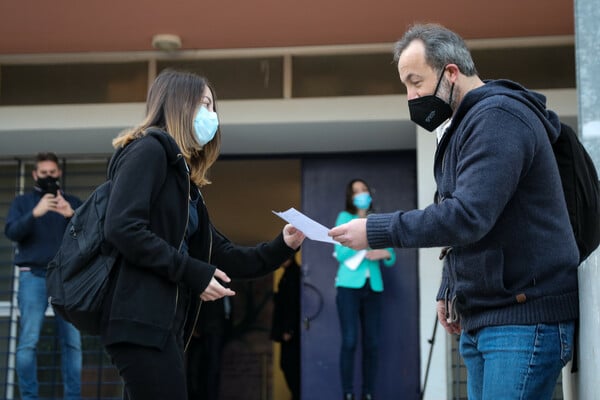 Σχολεία: Εικόνες από την πρώτη ημέρα στα Λύκεια - Με self test και μάσκες οι μαθητές