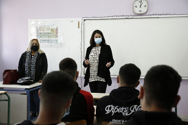 Σχολεία: Εικόνες από την πρώτη ημέρα στα Λύκεια - Με self test και μάσκες οι μαθητές
