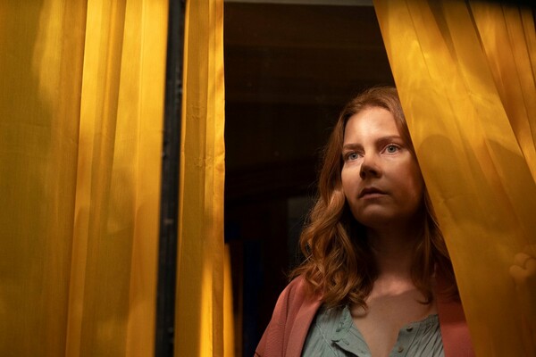 Η «Γυναίκα στο Παράθυρο» έρχεται στο Netflix τον Μάιο