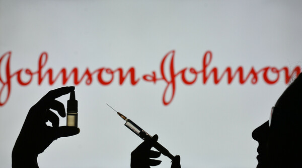 Johnson & Johnson: Καθυστέρηση στις παραδόσεις εμβολίων στην ΕΕ - Μετά τις θρομβώσεις