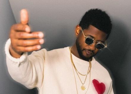 Οι φανς κατηγορούν τον Usher ότι έδωσε ψεύτικα δολάρια σε στριπ κλαμπ