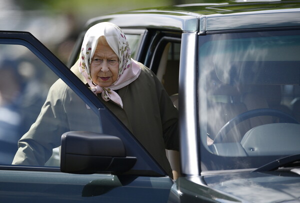H βασίλισσα Ελισάβετ επέστρεψε στα καθήκοντά της - «Θα καθίσει μόνη στην κηδεία του Φίλιππου»