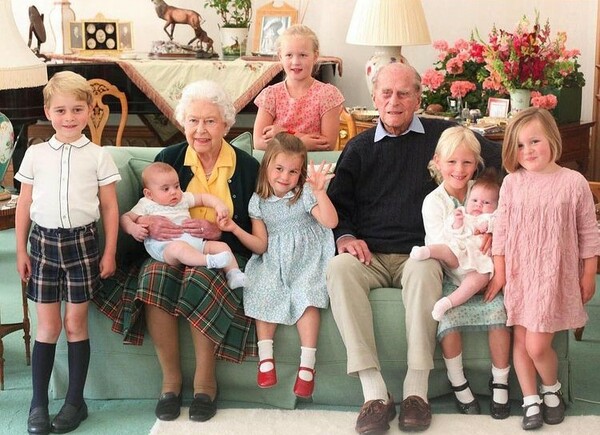 Ο πρίγκιπας Φίλιππος και η βασίλισσα Ελισάβετ με 7 δισέγγονά τους- Οι φωτογραφίες που δημοσίευσε η βασιλική οικογένεια