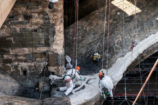 Ο Εμμανουέλ Μακρόν στη Νοτρ Νταμ στην επέτειο της καταστροφικής πυρκαγιάς