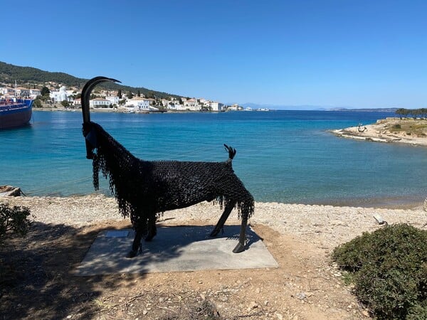 Το εικαστικό πάρκο των ζώων της Ναταλίας Μελά παραδόθηκε συντηρημένο στον Περίπατο των Σπετσών