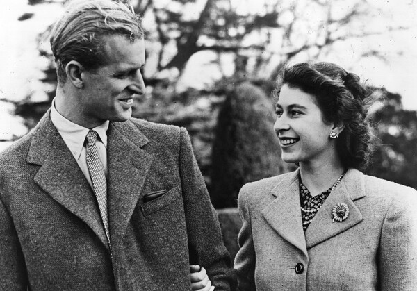 Βασίλισσα Ελισάβετ και πρίγκιπας Φίλιππος: Η άγνωστη ιστορία αγάπης - «Ποτέ δεν κοίταξε άλλον»