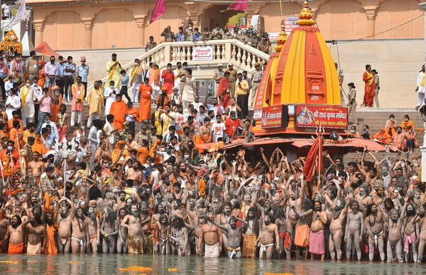 Κοσμοσυρροή στο Κουμπ Μελά: Πάνω από 1.000 Ινδοί με κορωνοϊό μετά το ιερό προσκύνημα στο Γάγγη