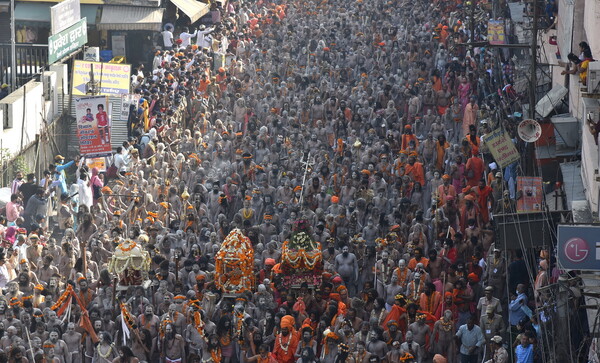 Κοσμοσυρροή στο Κουμπ Μελά: Πάνω από 1.000 Ινδοί με κορωνοϊό μετά το ιερό προσκύνημα στο Γάγγη