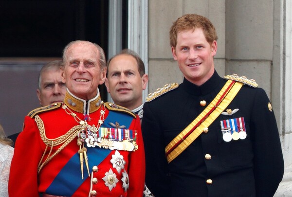 Κηδεία πρίγκιπα Φιλίππου: «Χωρίς στολές» τα μέλη της βασιλικής οικογένειας- Λύση στο «πρόβλημα» με Χάρι και Άντριου