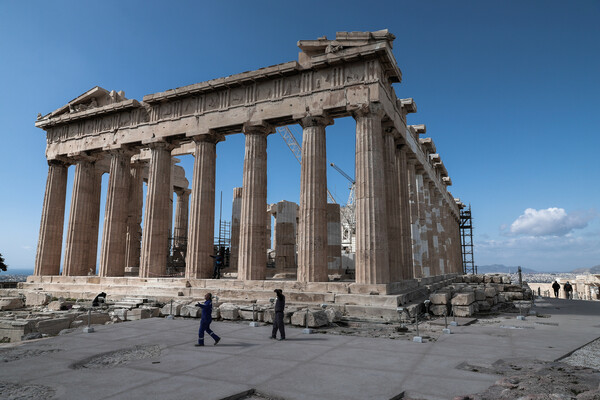 Μαρμάρινη επιγραφή με τα ονόματα των Μανώλη Γλέζου και Απόστολου Σάντα στην Ακρόπολη