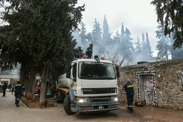 Πυρκαγιά σε κτίριο μέσα στο Άλσος Καισαριανής