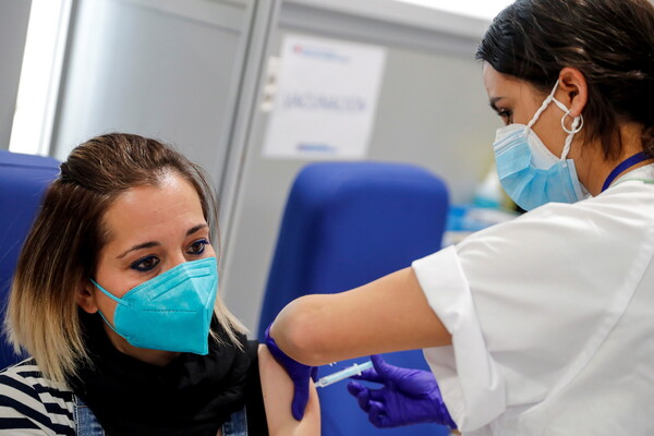 Μαδρίτη: Σκέψεις να κλείσουν κέντρα μαζικών εμβολιασμών λόγω έλλειψης εμβολίων