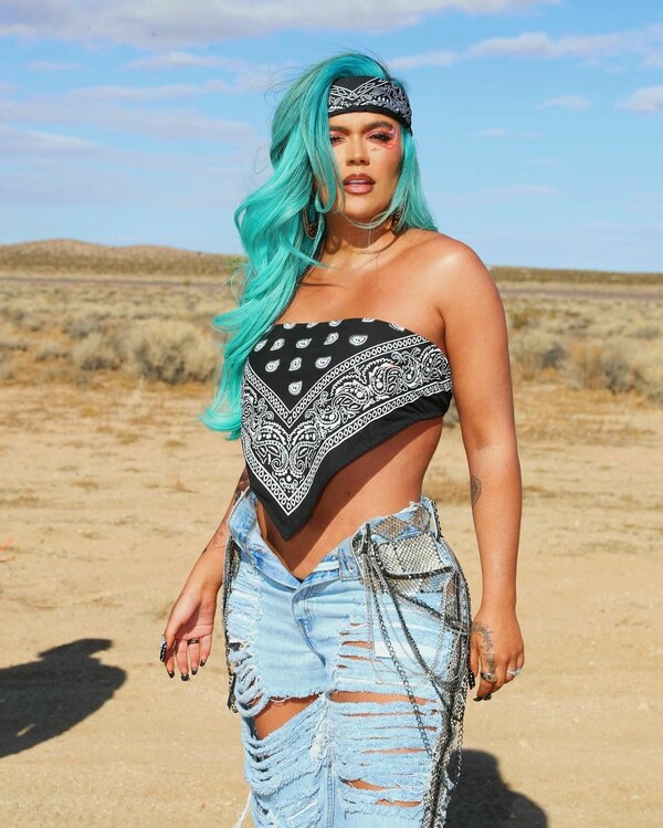 Karol G desert