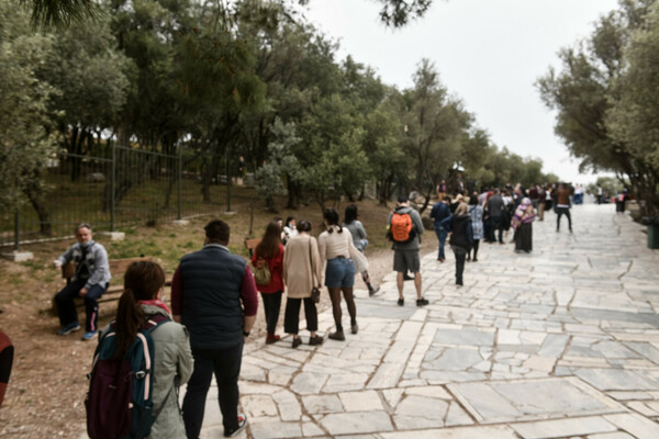 Φωτογραφίες: Ουρές στην Ακρόπολη- Πολλοί επισκέπτες σε αρχαιολογικούς χώρους στην Παγκόσμια Ημέρα Μνημείων