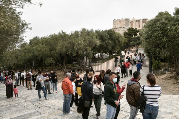Φωτογραφίες: Ουρές στην Ακρόπολη- Πολλοί επισκέπτες σε αρχαιολογικούς χώρους στην Παγκόσμια Ημέρα Μνημείων