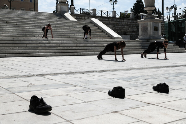 Η πλατεία Συντάγματος «γέμισε» αθλητικά παπούτσια - Διαμαρτυρία ιδιοκτητών γυμναστηρίων