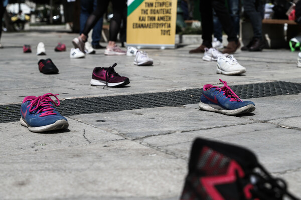 Η πλατεία Συντάγματος «γέμισε» αθλητικά παπούτσια - Διαμαρτυρία ιδιοκτητών γυμναστηρίων