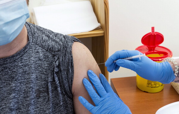 ΗΠΑ: Οι μισοί ενήλικοι έχουν κάνει τουλάχιστον μία δόση του εμβολίου για τον κορωνοϊό