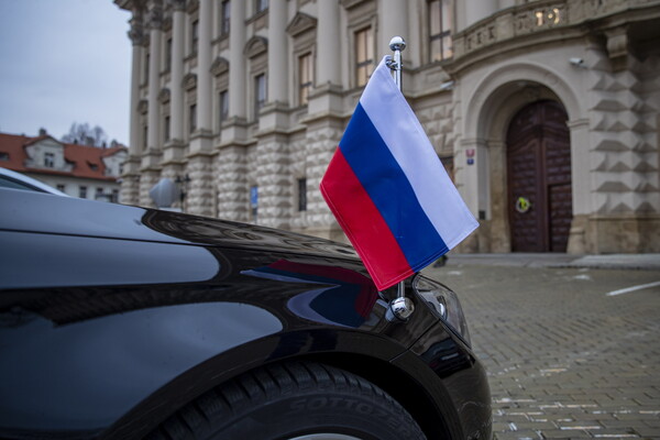 Διπλωματικός «πόλεμος» Μόσχας- Πράγας: Η Ρωσία απελαύνει 20 Τσέχους διπλωμάτες ως αντίποινα