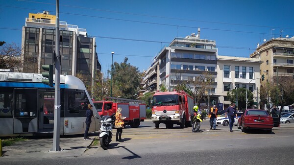 Νέος Κόσμος: Σύγκρουση τραμ με αυτοκίνητο - Εγκλωβίστηκε ηλικιωμένος