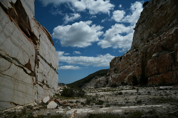 Πέτρα πάνω στην πέτρα: Φωτογραφικό οδοιπορικό στο εγκαταλελειμμένο λατομείο στον Διόνυσο