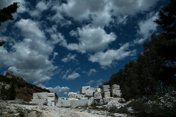 Πέτρα πάνω στην πέτρα: Φωτογραφικό οδοιπορικό στο εγκαταλελειμμένο λατομείο στον Διόνυσο