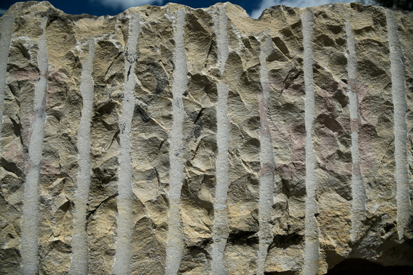 Πέτρα πάνω στην πέτρα: Φωτογραφικό οδοιπορικό στο εγκαταλελειμμένο λατομείο στον Διόνυσο