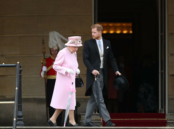Ο πρίγκιπας Χάρι είχε κατ’ ιδίαν συζητήσεις με τη βασίλισσα Ελισάβετ- Η Μαρκλ «μίλησε μαζί της» πριν από την κηδεία