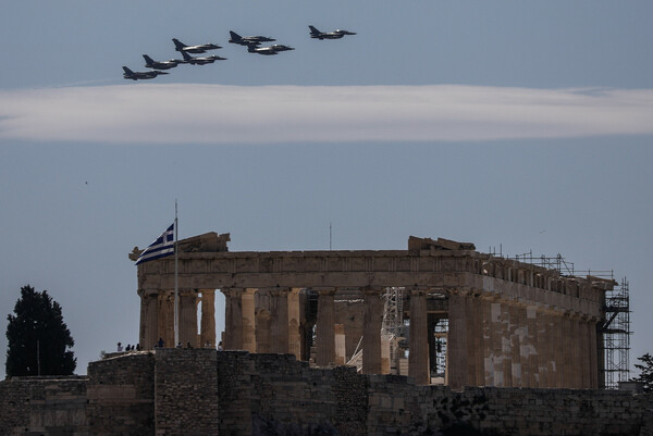 Ηνίοχος 21: Εντυπωσιακές εικόνες από τις χαμηλές πτήσεις μαχητικών πάνω από την Αθήνα