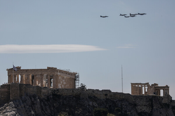 Ηνίοχος 21: Εντυπωσιακές εικόνες από τις χαμηλές πτήσεις μαχητικών πάνω από την Αθήνα