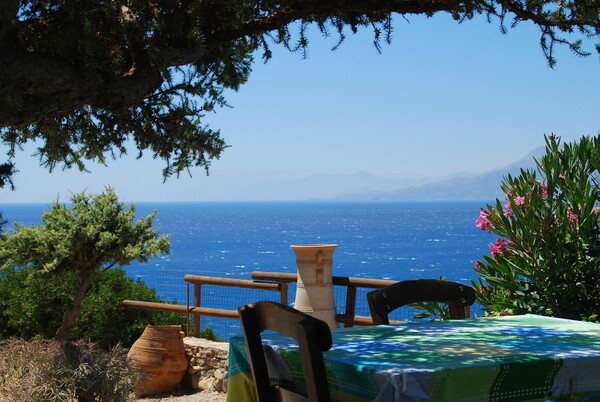 Η Telegraph προτείνει 15 ελληνικά νησιά για κάθε περίσταση: Για ζευγάρια, για φαγητό, για τοπία