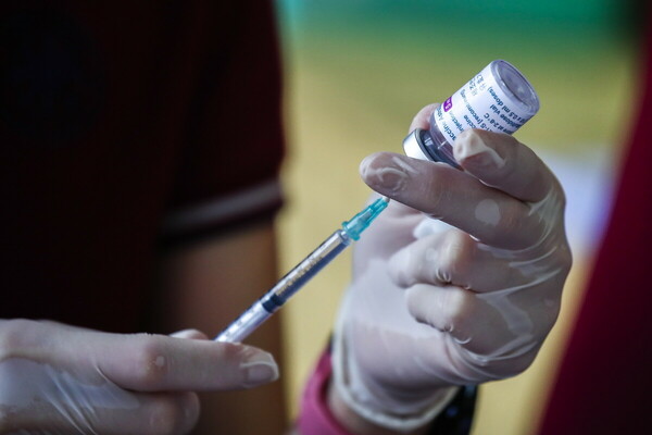 Κορωνοϊός - Έρευνα: Μία δόση εμβολίου AstraZeneca ή Pfizer μειώνει κατά 65% τον κίνδυνο μόλυνσης