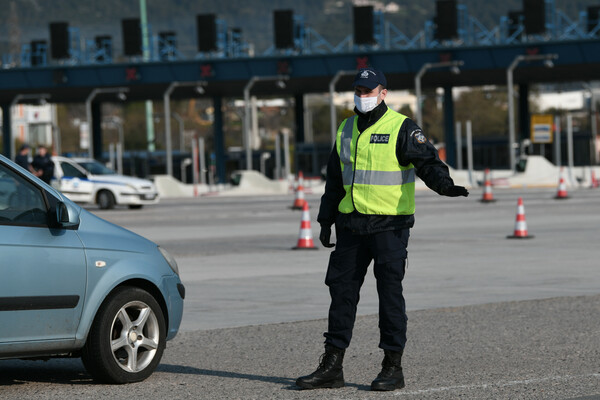 Lockdown: Ουρές στα διόδια και ευφάνταστες δικαιολογίες οδηγών για να μεταβούν στην επαρχία λόγω Πάσχα