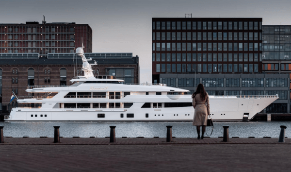 Ένα τεράστιο superyacht περνά μέσα από τα στενά κανάλια της Ολλανδίας