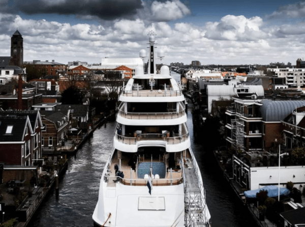 Ένα τεράστιο superyacht περνά μέσα από τα στενά κανάλια της Ολλανδίας