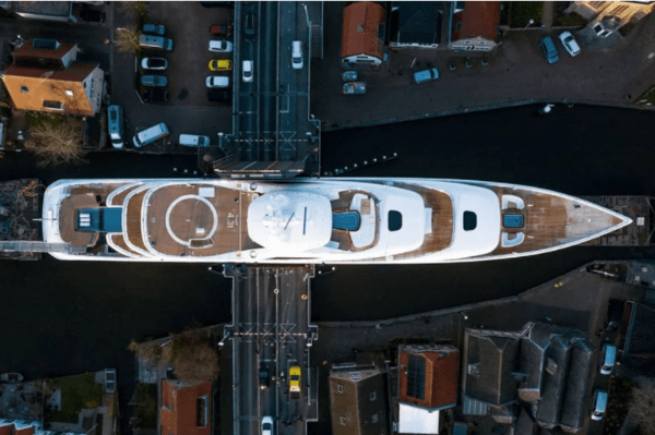 Ένα τεράστιο superyacht περνά μέσα από τα στενά κανάλια της Ολλανδίας