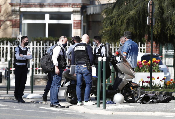 Επίθεση στο Ραμπουγιέ: «Αλλάχ Ακμπάρ» φώναζε ο δράστης - Μαχαίρωσε την αστυνομικό στο λαιμό