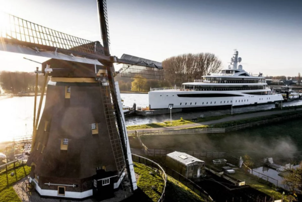 Ένα τεράστιο superyacht περνά μέσα από τα στενά κανάλια της Ολλανδίας 