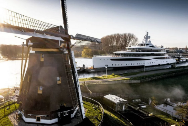 Ένα τεράστιο superyacht περνά μέσα από τα στενά κανάλια της Ολλανδίας