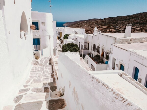 «Ύμνος» της Sunday Times για τα ελληνικά νησιά: Ιδανικές διακοπές από τη σαγηνευτική Κέρκυρα έως την ιστορική Ρόδο