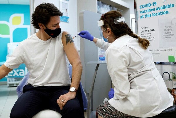 Ο Τζάστιν Τριντό έκανε την πρώτη δόση του εμβολίου της AstraZeneca