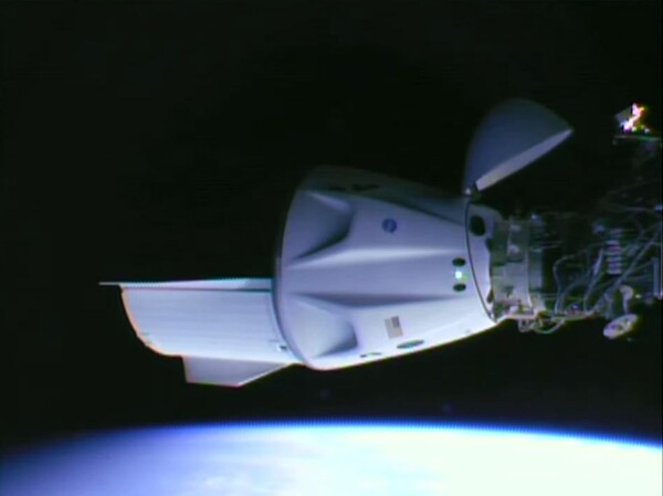 Φωτογραφίες: Ο πύραυλος της SpaceX έφτασε στον Διεθνή Διαστημικό Σταθμό